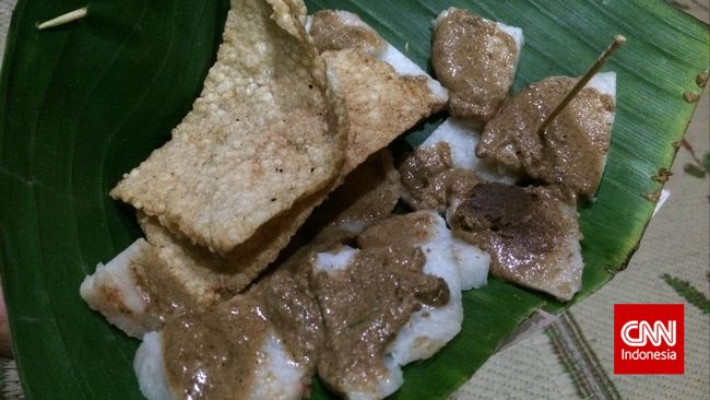 Sebagai kota yang masih mempertahankan adat dan budaya tradisional Jawa, Solo juga tetap melestarikan dunia kuliner tradisionalnya. Salah satunya cabuk rambak.