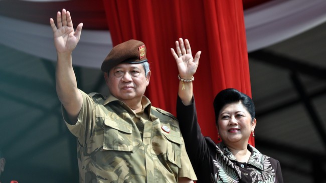 Kristiani Herawati menyatakan, hanya Agus yang dapat menjawab segala tudingan tentang paksaan orangtua untuk meninggalkan TNI dan terjun ke dunia politik.