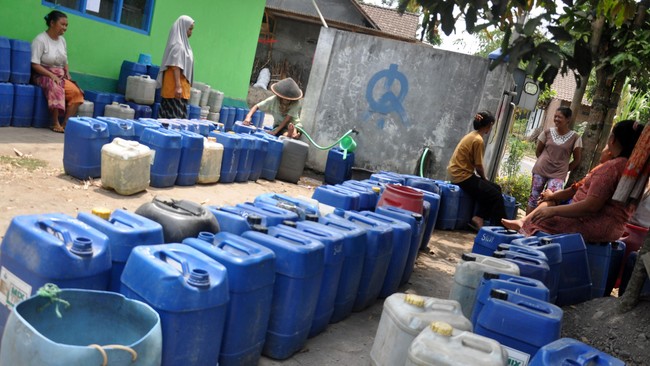 Kepala BPBD Jawa Tengah Sarwa Pramana mengatakan status ini disampaikan oleh Bupati bersangkutan setelah adanya dua kecamatan terdampak kekeringan.