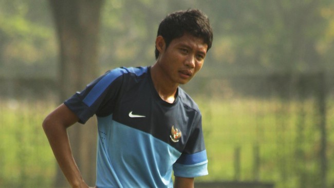 Kemunculan nama Evan Dimas di kancah sepak bola nasional bak tetes air di gurun pasir, namun ia tetaplah seorang anak muda yang masih perlu bimbingan.