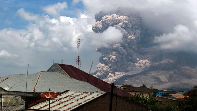 Pembangunan 397 rumah pengungsi letusan Gunung Sinabung saat ini terkendala persoalan cairnya dana. Padahal, pemkab Karo targetkan selesai pada 2015.