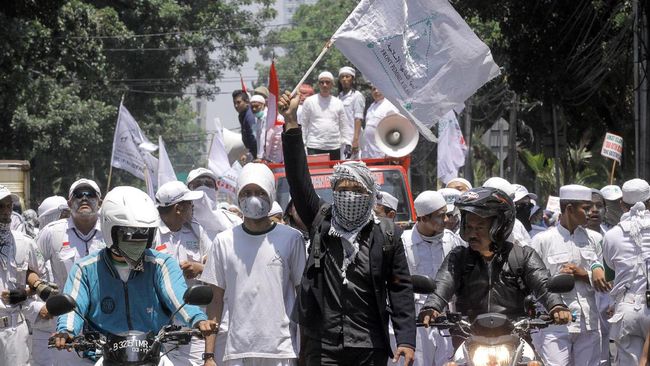 Diancam Digeruduk, UKDW Turunkan Baliho Mahasiswi Berjilbab Meski merasa mendapatkan ancaman dari FUI Yogyakarta terkait penurunan baliho mahasiswi berjilbab, UKDW tak akan menyelesaikan persoalan ini ke jalur hukum.