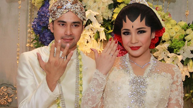 Pemerintah akan memeriksa satu per satu artis dan pengacara yang dipercaya memperoleh penghasilan yang besar dari pekerjaan yang mereka lakoni.