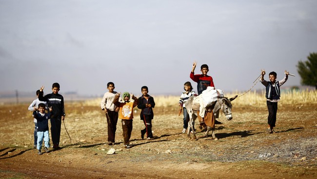 Warga Kobani mulai kembali ke Kobani setelah kota di Suriah itu direbut kembali bulan lalu oleh pasukan Kurdi dari tangan ISIS.