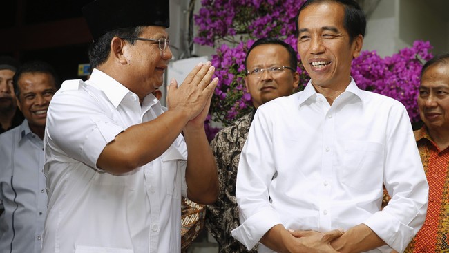 Persoalan hukum dan politik berkelindan dalam perseteruan KPK dan Polri. Jokowi yang ditekan partainya, sore ini bertemu mantan rivalnya, Prabowo Subianto.