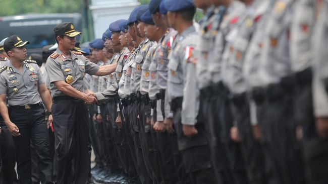 Berikut urutan pangkat jabatan polisi Indonesia beserta lambangnya, dari yang terendah yaitu Bharada hingga yang tertinggi yakni Jenderal.