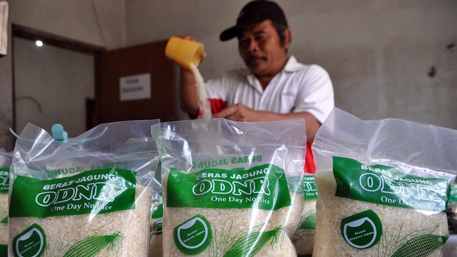 "Naiknya harga beras kali ini karena yang memainkan harga itu para tengkulak," ujar Winarto, petani sekaligus pedagang beras kecil asal Cianjur.