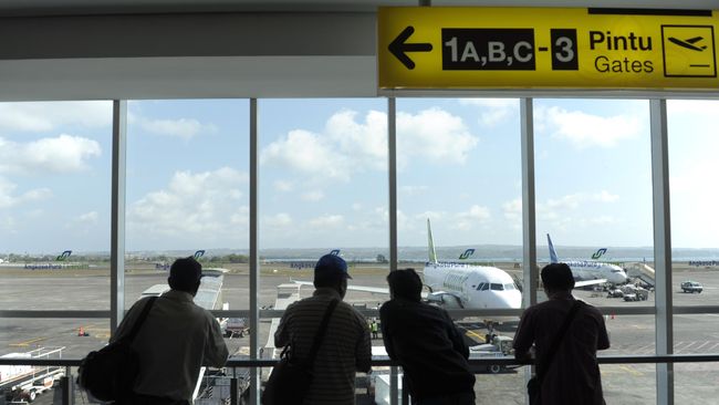 Sesuai amanat Gubernur Bali, Bandara Ngurah Rai akan melarang taksi online seperti Grab dan Uber untuk menjemput dan menurunkan penumpang.