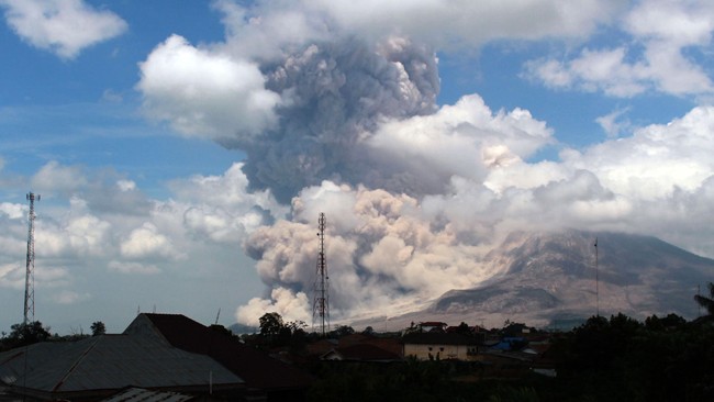 Dua tahun mengungsi karena erupsi Gunung Sinabung masih belum cukup. Pemerintah hingga kini masih telantarkan pengungsi karena lahan relokasi belum pasti.