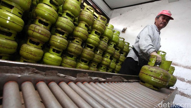 Pemerintah tengah mengkaji apakah menaikkan harga elpiji 3 kg sebesar Rp 1.000 per kg, atau mengalihkan subsidi BBM untuk elpiji tabung melon tersebut.