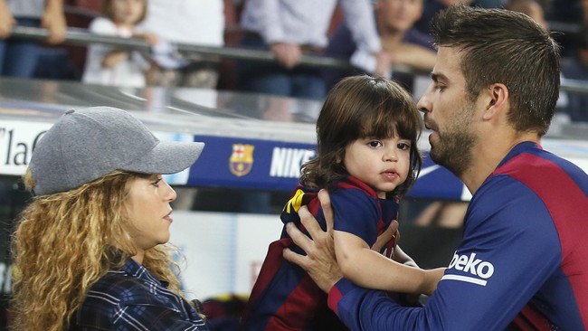Bek Barcelona Gerard Pique berdebat dengan istrinya, penyanyi Shakira, mengenai rekan Pique di Barceloba, Lionel Messi.