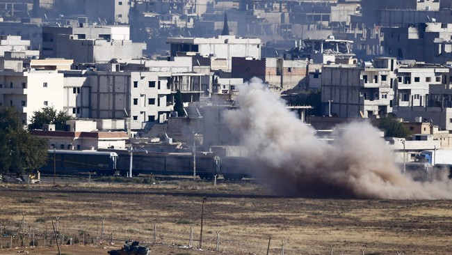 Serangan udara yang dipimpin oleh Amerika Serikat untuk membantu pejuang Kurdi diharapkan mencegah kota Kobani di Suriah untuk jatuh ke tangan ISIS.
