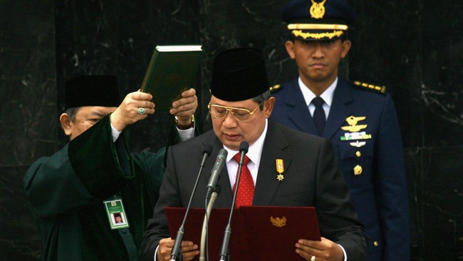 SBY tengah bersiap menyambut kedatangan Presiden Joko Widodo dan Wakil Presiden Jusuf Kalla untuk upacara militer di Istana Negara.