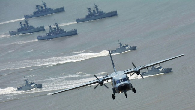 Meskipun Iran sedang terkena sanksi nuklir, namun Tiongkok mantap untuk mengadakan kerjasama militer, terutama angkatan laut.