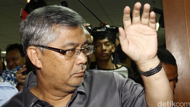 Bekas&nbsp;pengacara Romi Herton membeberkan kesaksian soal adanya hakim mahkamah konstitusi lain yang terima suap bersama Akil.