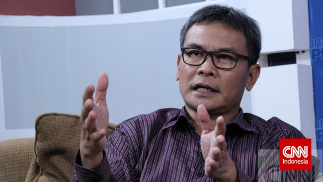Sejak pagi Istana mencari-cari nomor telepon Johan Budi. Akhirnya ia dihubungi oleh ajudan Jokowi dari TNI AL, dan JK langsung yang bicara di sambungan telepon.