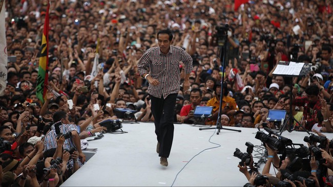 Budi Gunawan disetujui DPR sebagai Kapolri. "Saatnya kami ingatkan Presiden pada janji-janjinya," kata Nia Dinata. Para relawan Jokowi bersiap turun ke jalan.
