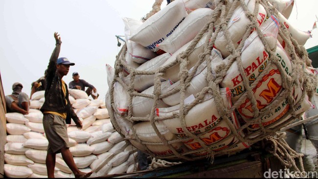 Mantan Direktur Utama PT Sarinah Jimmy M. Rifai Gani menyebut ada lima sampai delapan pedagang beras besar di Indonesia yang kerap mempermainkan harga jual.