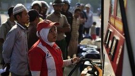Harga Minyak Turun, Rakyat Untung Namun APBN Buntung