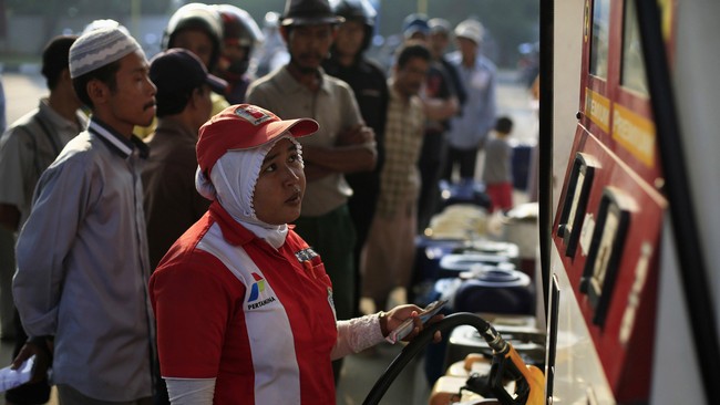 Menteri Keuangan Bambang P.S. Brodjonegoro mengatakan kebijakan menaikkan harga BBM bersubsidi telah terbukti efektif menekan pembelian BBM oleh masyarakat.