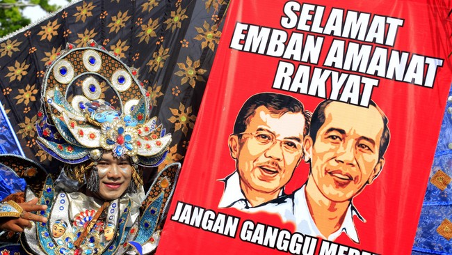 Presiden terpilih Joko Widodo menemui pimpinan KPK Ahad malam (19/10). Pertemuan itu menyepakati pertemuan rutin yang akan dilakukan Jokowi dengan KPK.