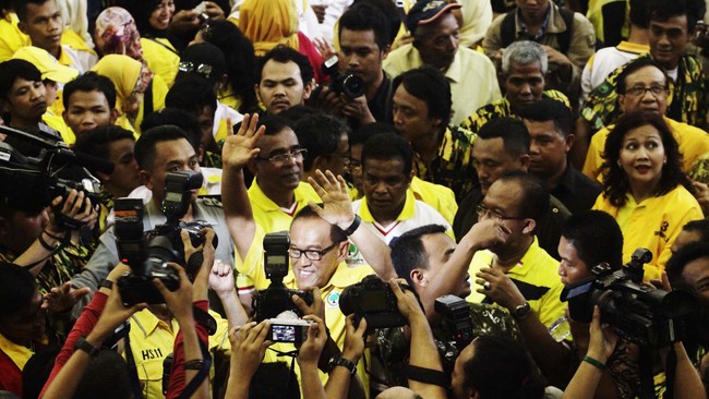 Politikus Partai Golkar Andi Haryanto Sinulingga mengatakan di masyarakat muncul pertanyaan "mengurus internal saja tidak bisa bagaimana mau mengurus negara".