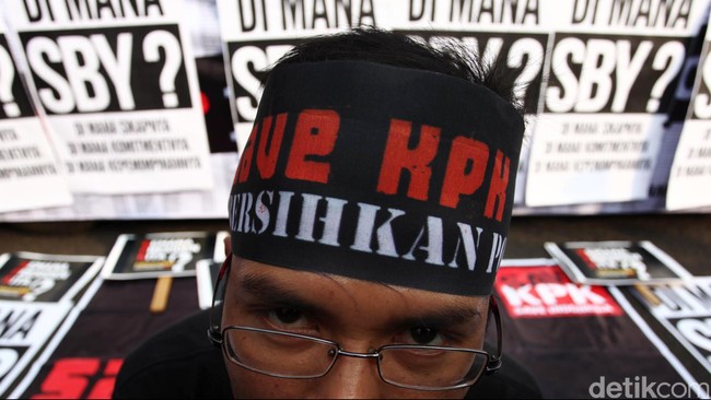 Pembahasan RUU KUHP dan KUHAP terhenti di era DPR yang lalu. Disinyalir ada upaya pelemahan KPK sehingga pembahasannya akan dilanjutkan pada pemerintahan baru.