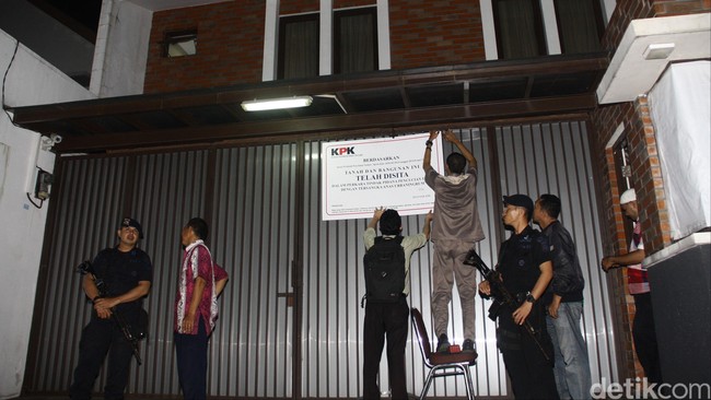 Sepanjang pemerintahan Presiden Susilo Bambang Yudhoyono, koruptor berbaris manis menuju rutan KPK. Namun pemberantasan korupsi masih seperti tambal sulam.