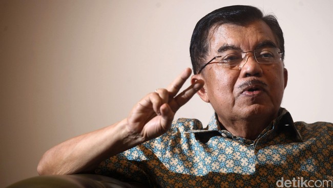 "Saya akan mendukung Munas yang demokratis," kata Jusuf Kalla yang disebut-sebut bakal dijadikan Ketua Dewan Pertimbangan Golkar kubu Agung Laksono.