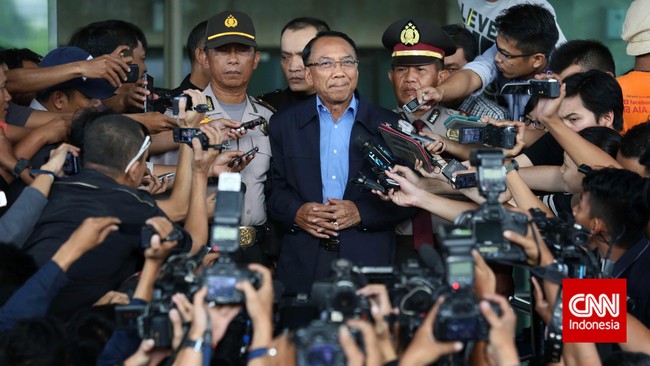 Hakim tunggal Sihar Purba mengesampingkan pendapat ahli pihak Jero dan menolak permohonan praperadilan termohon untuk seluruhnya.