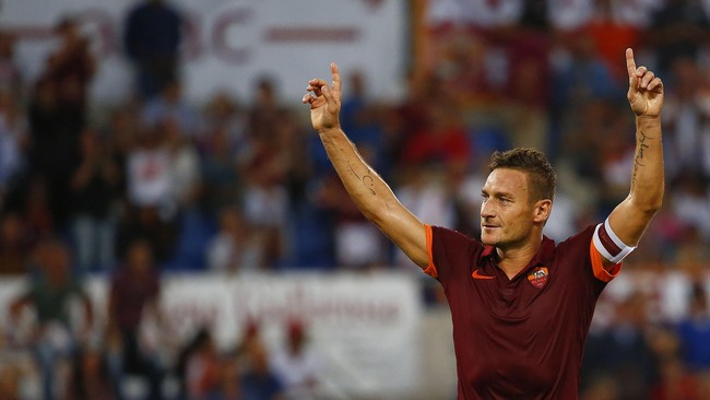 Francesco Totti mengirimkan hadiah ban kapten disertai tanda tangan dirinya kepada pendukung AS Roma yang mengalami kecelakaan mobil.