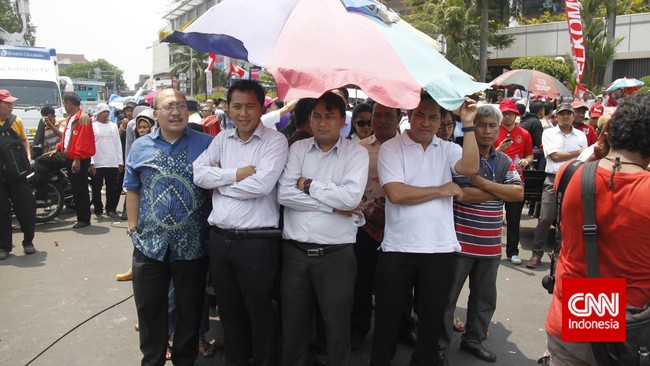 Para mahasiswa ini berorasi menyerukan akan selalu mengawal janji-janji yang pernah diucapkan Presiden Jokowi saat berkampanye.