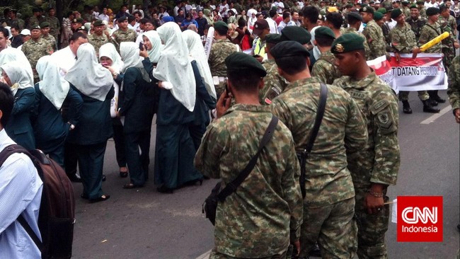 Masyarakat meneriakkan "Jokowi Presiden Kita!" selama melakukan konvoi massa di sepanjang Jalan Thamrin.