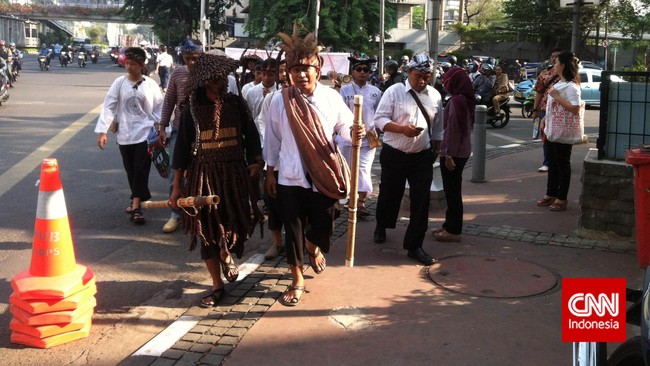 Beragam cara digunakan masyarakat untuk menyambut pelantikan Joko Widodo-Jusuf Kalla sebagai Presiden dan Wakil Presiden di Jakarta hari ini.