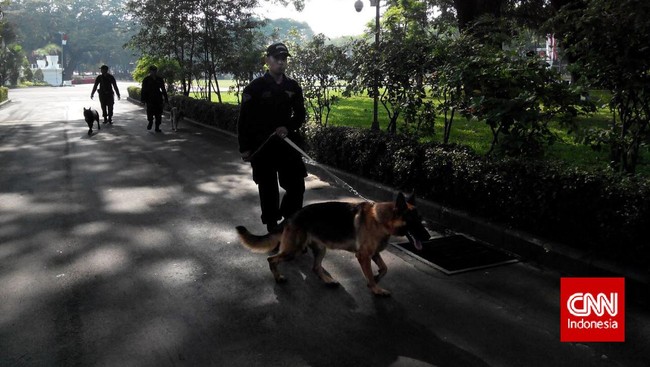 Pasukan Pengamanan Kepresidenan terus menyisir setiap sudut istana, mulai dari Istana Merdeka sampai ke Istana Negara.