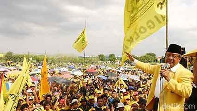 Berangkat dari ide Soekarno yang lelah melihat pertarungan politik. Golongan Karya digunakan tentara untuk menandingi dominasi Partai Komunis Indonesia.