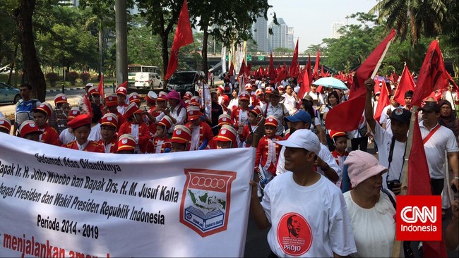 Diperkirakan akan ada lebih dari 30 ribu relawan Joko Widodo-Jusuf Kalla yang akan melakukan long march menuju Monas hari ini usai pelantikan.