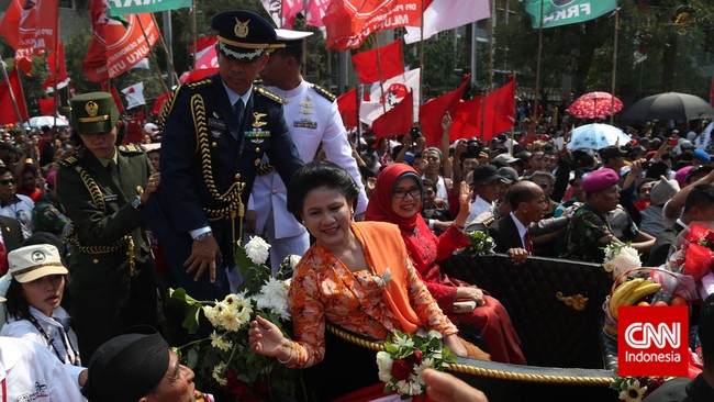 Iriana Widodo dan Veronica Tan bekerja sama memberikan pandangan pentingnya pengetahuan dan pemeriksaan kanker lewat PKK dan Puskesmas.