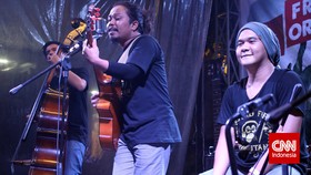 Payung Teduh x Pusakata Bersatu Kembali sebagai Parade Hujan