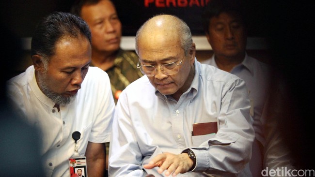 Carut-marutnya tata kelola energi menyisakan banyak pekerjaan rumah bagi Presiden&nbsp;Joko Widodo. Termasuk banyaknya vested interest di migas.