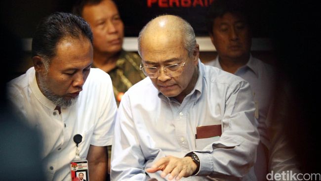 Kuntoro: Kenaikan BBM 1998 Kebijakan Sepihak Soeharto Kenaikan harga BBM pada awal Mei 1998 menjadi kebijakan kontroversi Soeharto yang menyulut aksi massa dan kerusuhan.