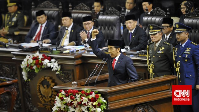Presiden Joko Widodo menyatakan akan tetap melanjutkan politik luar negeri bebas aktif. Namun ia diprediksi tidak akan seaktif SBY di forum internasional.