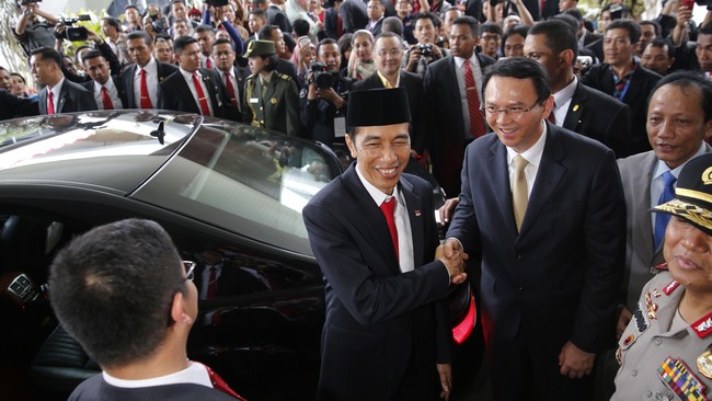 Presiden Jokowi berbicara sangat singkat usai mencoblos, kemarin. Ia dinilai telah mengetahui prediksi presisi hasil pemungutan suara putaran kedua Pilkada DKI.