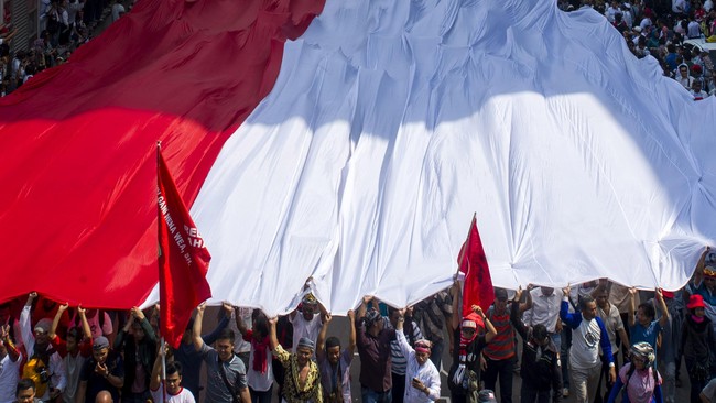Undang-undang melarang setiap orang menulis huruf, angka, atau gambar di bendera Merah Putih. Perbuatan itu diancam penjara selama setahun dan denda Rp500 juta.