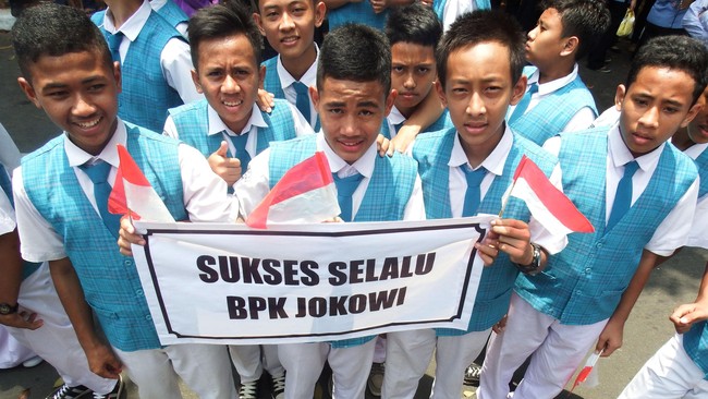 Warga, ASN, hingga siswa-siswi SMP, SMA/SMK di Solo akan dikerahkan untuk menyambut rangkaian kendaraan Presiden Jokowi.