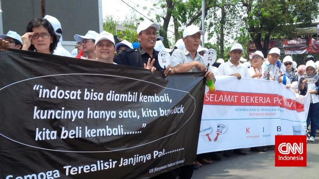 Di depan rombongan Presiden Joko Widodo, sejumlah karyawan Indosat meminta agar pemerintah baru menuntaskan kasus IM2.