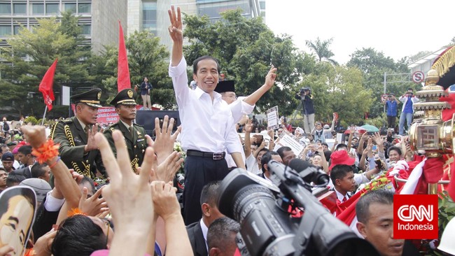 Cuaca panas menyengat siang hari ini tidak menyurutkan niat warga untuk menyambut presiden dan wakil presiden baru Indonesia, Joko Widodo dan Jusuf Kalla.