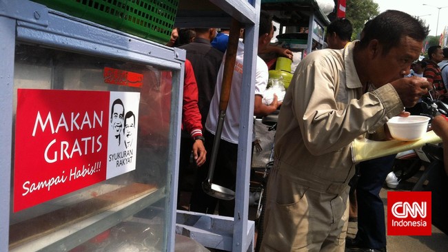 Pelantikan Presiden terpilih Joko Widodo-Jusuf Kalla membawa berkah tersendiri bagi masyarakat. Jokowi menyediakan jajanan gratis di sepanjang jalan MH Thamrin.