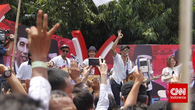 Menutup Konser Rakyat Salam Tiga Jari, grup band Slank menyampaikan konsep revolusi mental mereka.