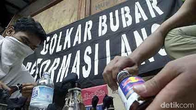 Hari ini, usia Golongan Karya tepat setengah abad. Terpental bersama runtuhnya orde baru, namun tak pernah lekang.